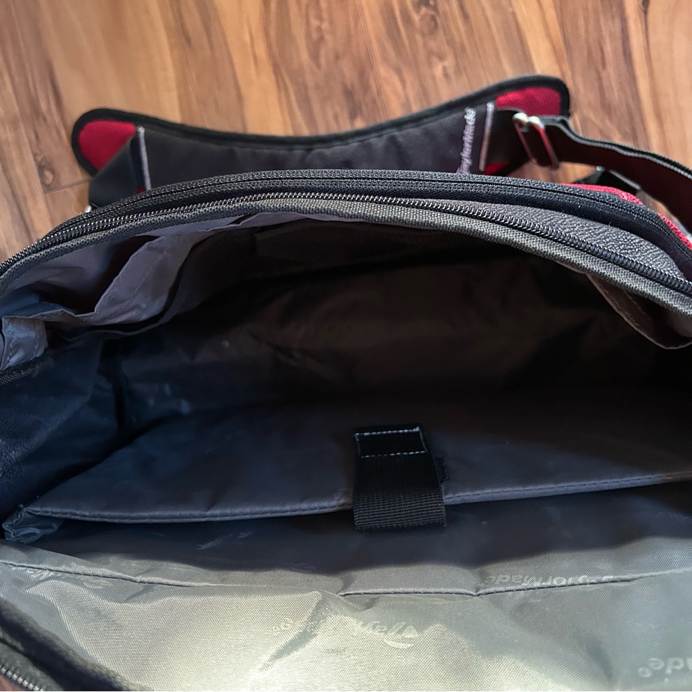 TAYLORMADE BLACK AND RED MESSENGER/GOLF LINED BAG - Picture 8 of 10